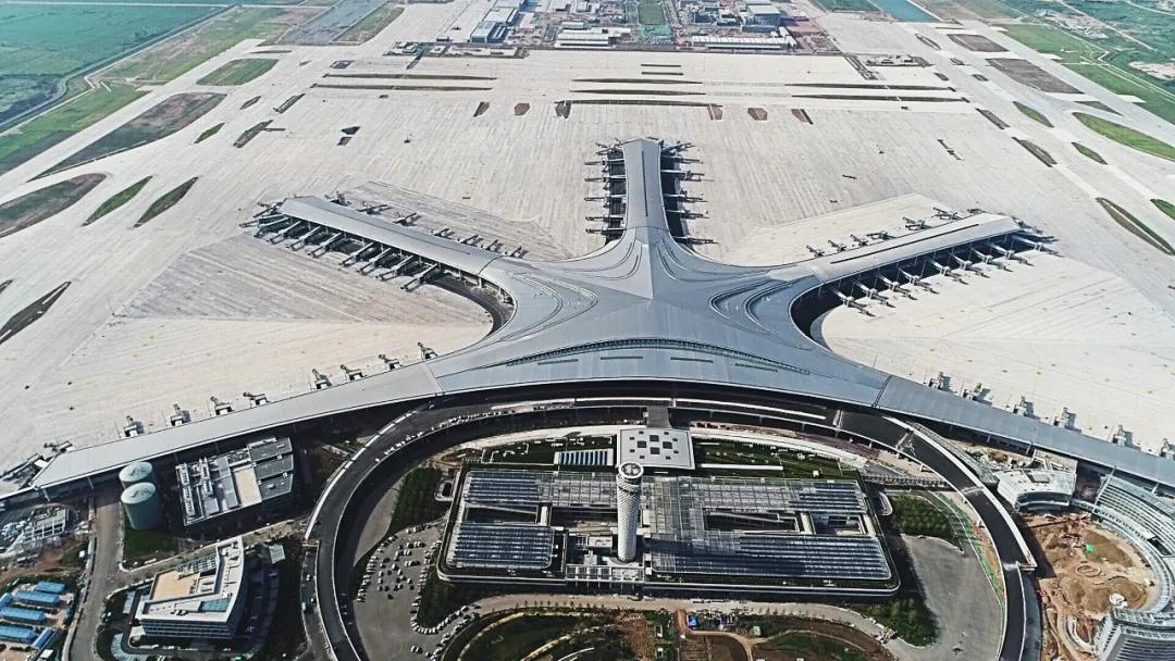 匠造一流東北亞國際樞紐機(jī)場！中裝建設(shè)“筑”力青島膠東國際機(jī)場成功試飛